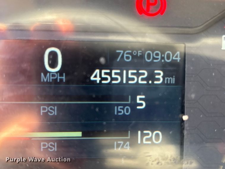 image for item EC8332 2019 Volvo VNR semi truck