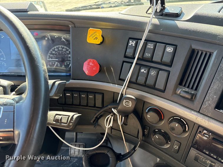 image for item EC8332 2019 Volvo VNR semi truck