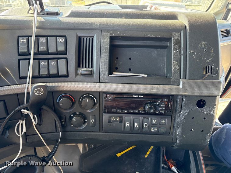 image for item EC8332 2019 Volvo VNR semi truck