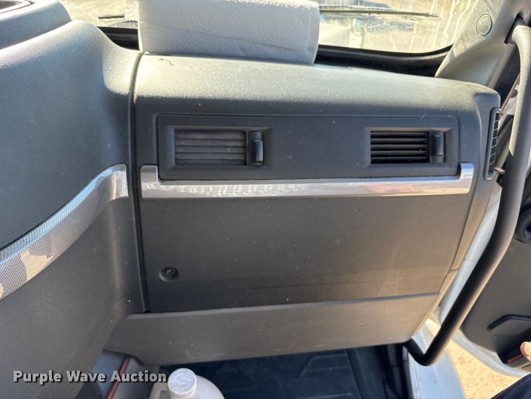 image for item EC8332 2019 Volvo VNR semi truck