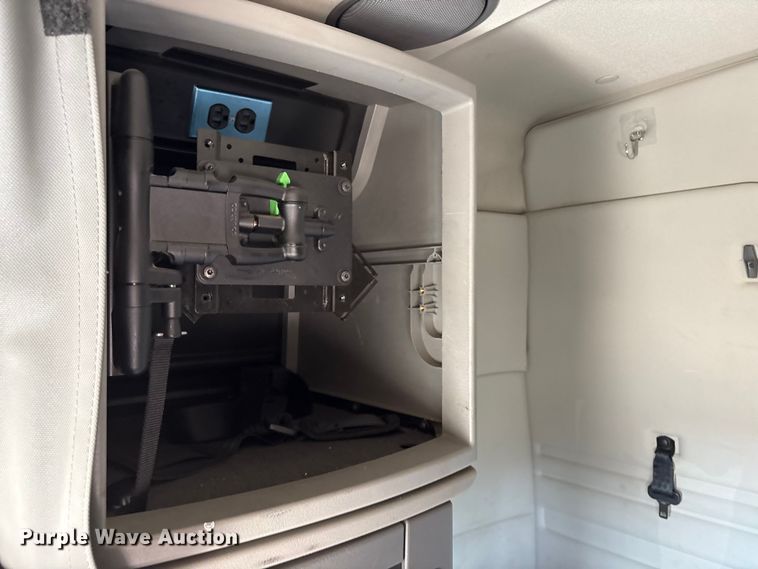 image for item EC8332 2019 Volvo VNR semi truck