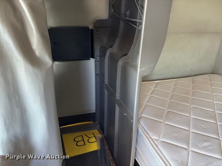 image for item EC8332 2019 Volvo VNR semi truck