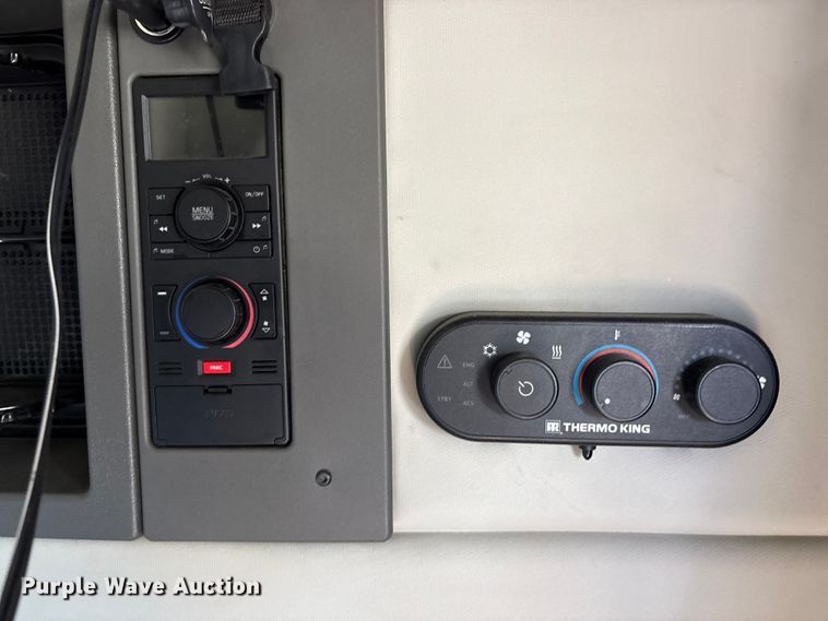 image for item EC8332 2019 Volvo VNR semi truck