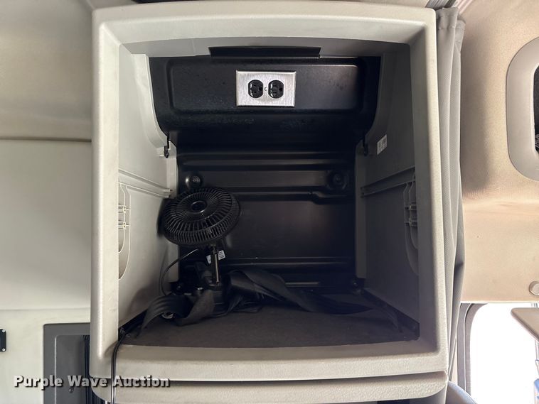 image for item EC8332 2019 Volvo VNR semi truck