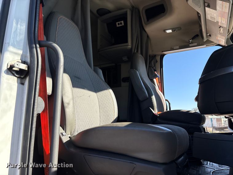 image for item EC8332 2019 Volvo VNR semi truck