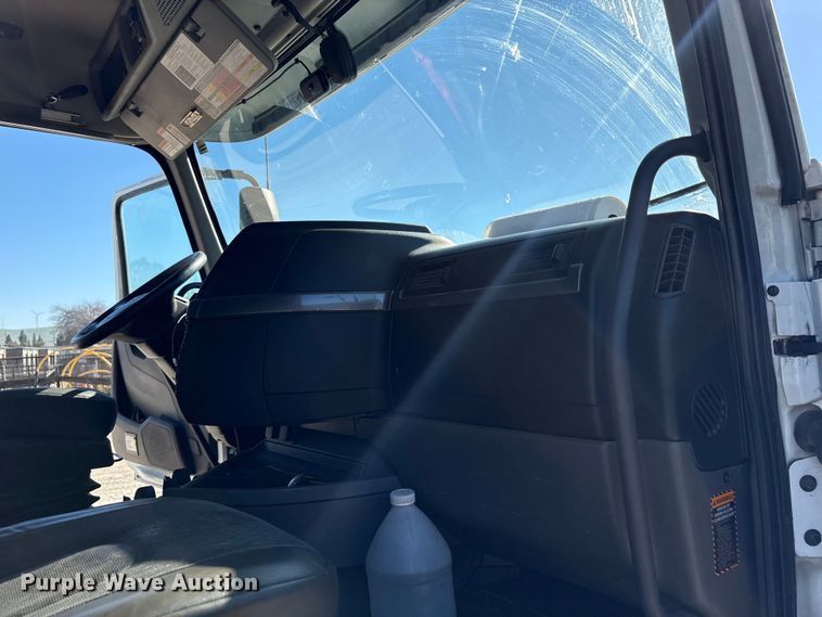 image for item EC8332 2019 Volvo VNR semi truck