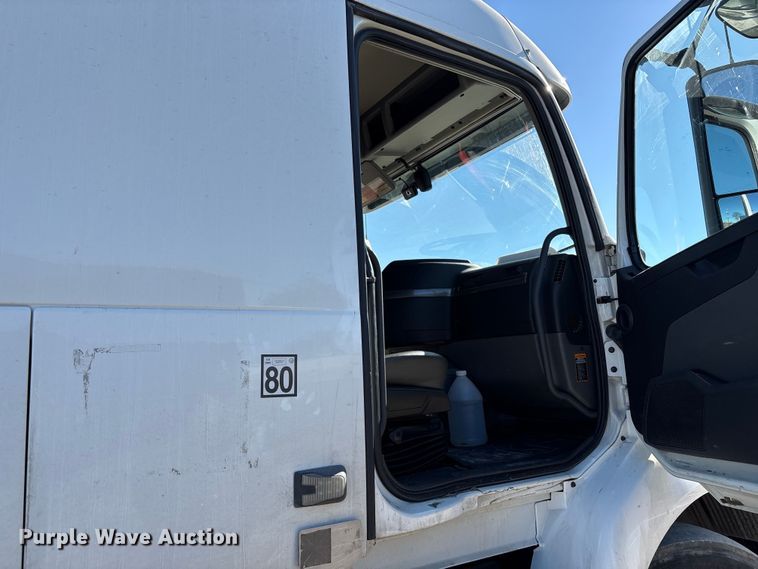 image for item EC8332 2019 Volvo VNR semi truck