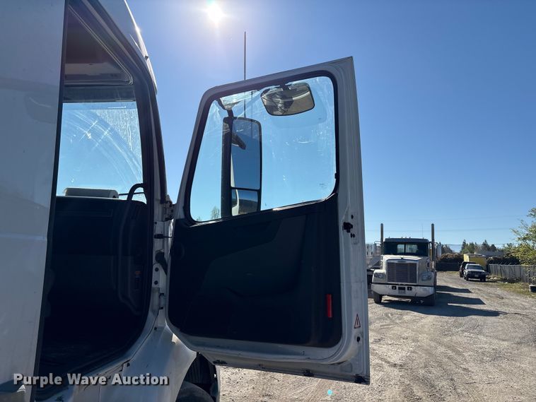 image for item EC8332 2019 Volvo VNR semi truck