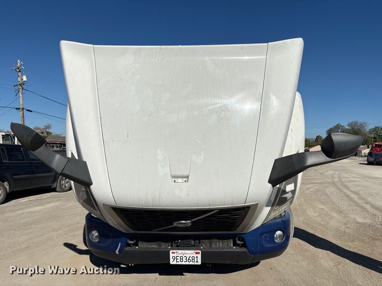 image for item EC8332 2019 Volvo VNR semi truck