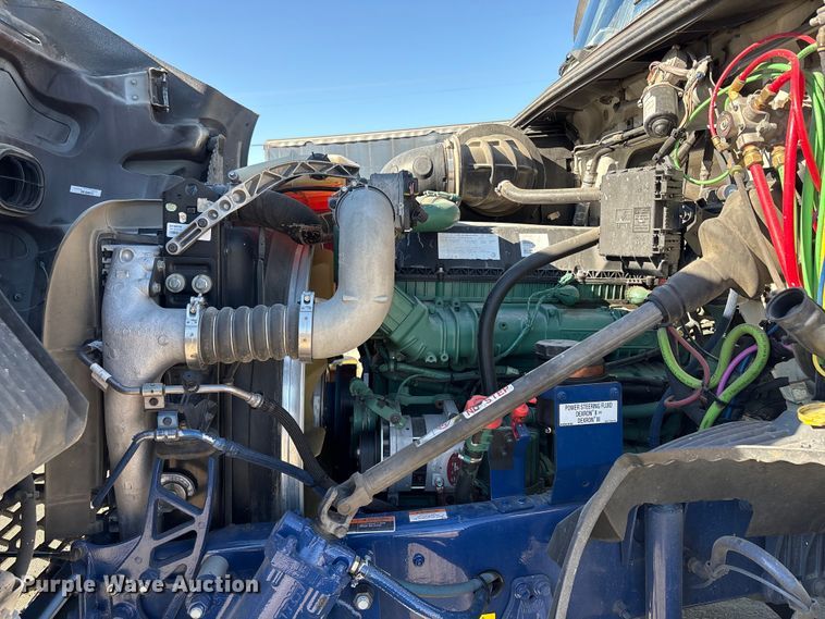 image for item EC8332 2019 Volvo VNR semi truck