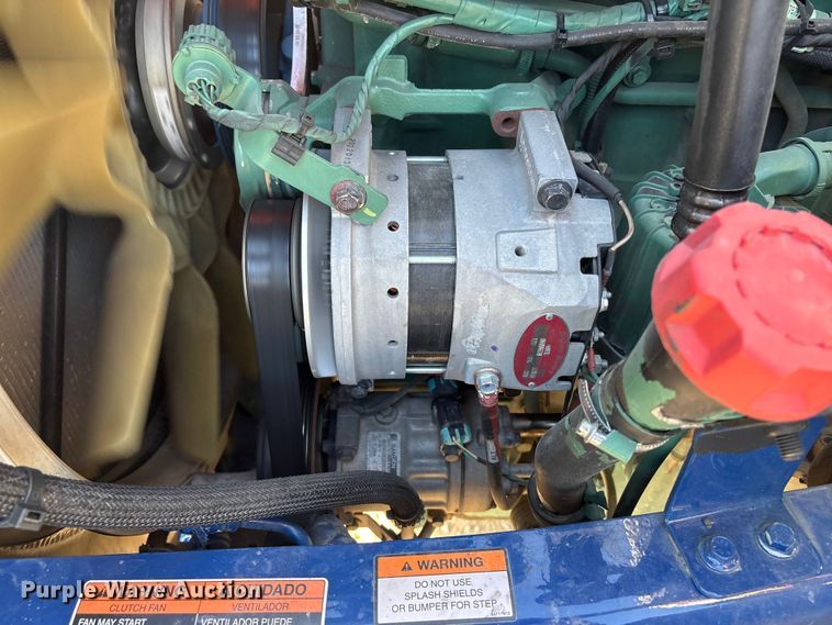 image for item EC8332 2019 Volvo VNR semi truck