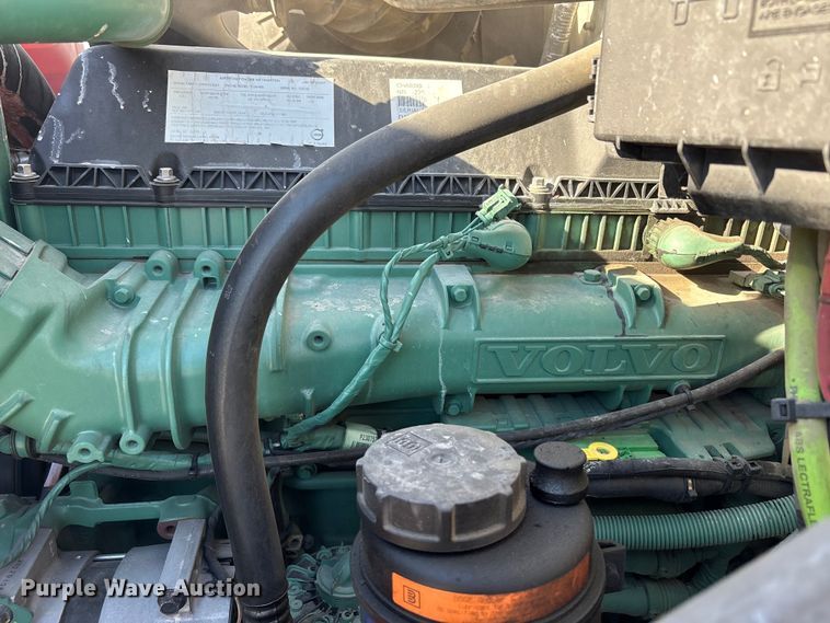 image for item EC8332 2019 Volvo VNR semi truck