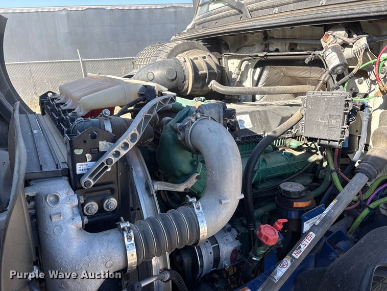 image for item EC8332 2019 Volvo VNR semi truck