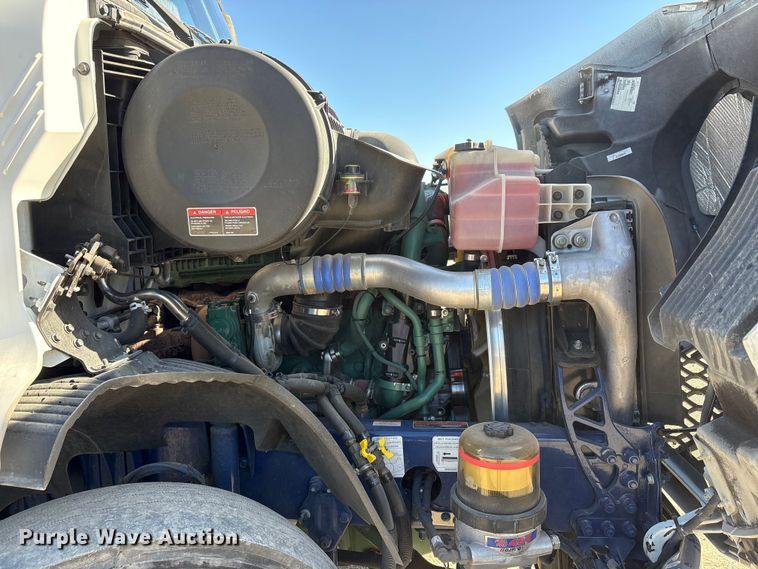 image for item EC8332 2019 Volvo VNR semi truck