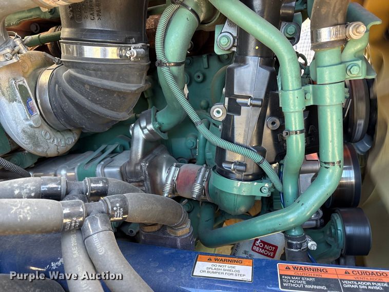 image for item EC8332 2019 Volvo VNR semi truck