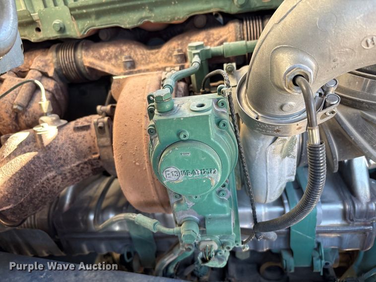 image for item EC8332 2019 Volvo VNR semi truck