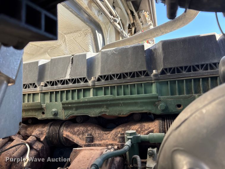 image for item EC8332 2019 Volvo VNR semi truck