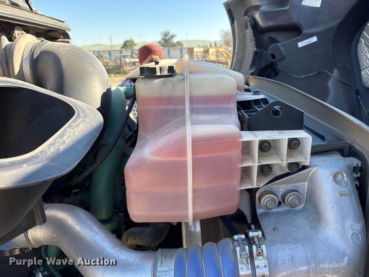 image for item EC8332 2019 Volvo VNR semi truck