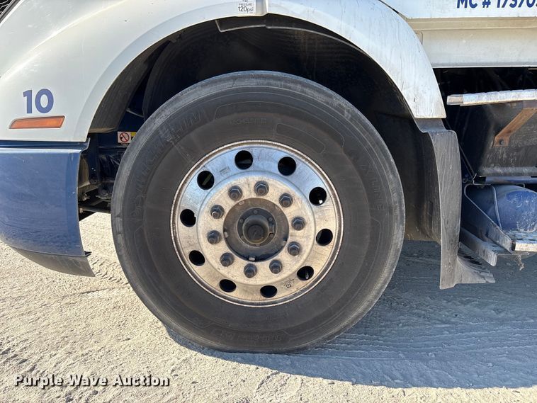 image for item EC8332 2019 Volvo VNR semi truck