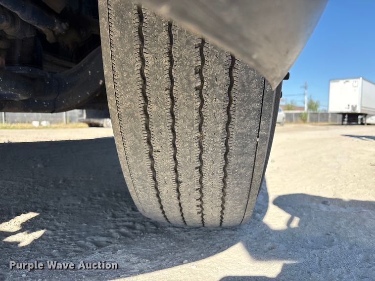 image for item EC8332 2019 Volvo VNR semi truck