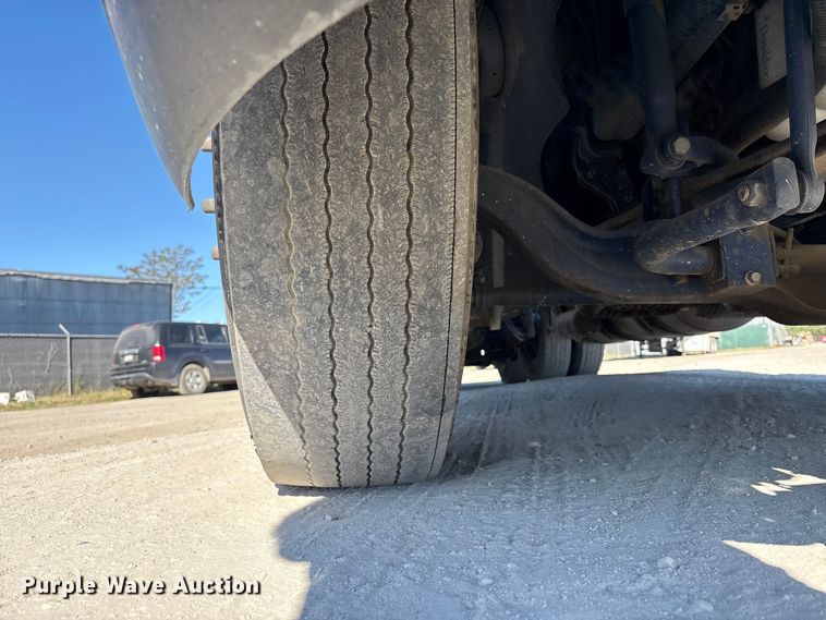 image for item EC8332 2019 Volvo VNR semi truck