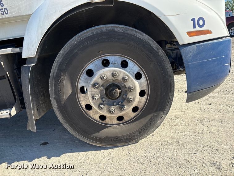 image for item EC8332 2019 Volvo VNR semi truck