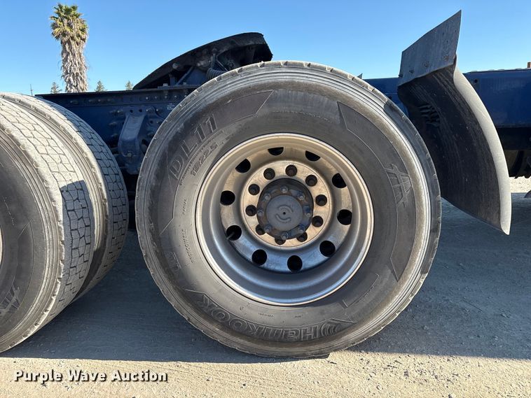 image for item EC8332 2019 Volvo VNR semi truck