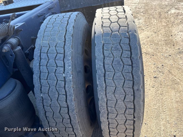 image for item EC8332 2019 Volvo VNR semi truck