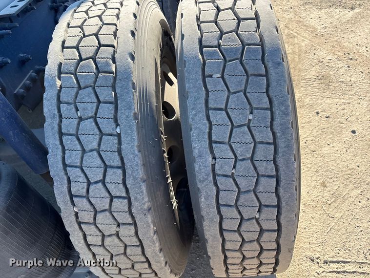 image for item EC8332 2019 Volvo VNR semi truck