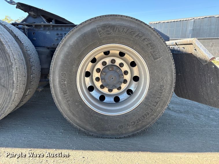 image for item EC8332 2019 Volvo VNR semi truck