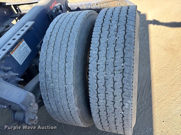 image for item EC8332 2019 Volvo VNR semi truck