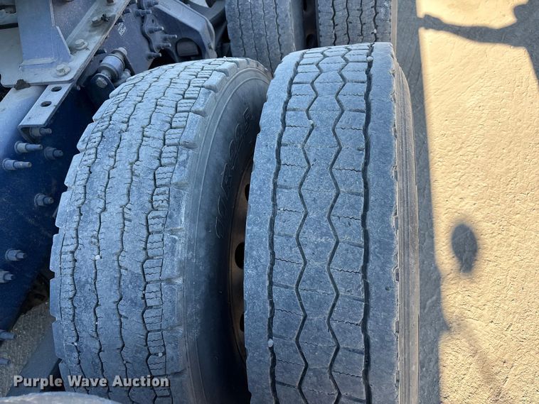 image for item EC8332 2019 Volvo VNR semi truck