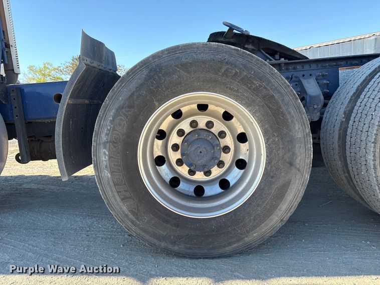 image for item EC8332 2019 Volvo VNR semi truck