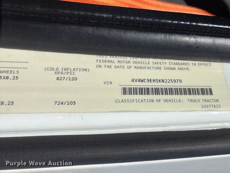 image for item EC8332 2019 Volvo VNR semi truck