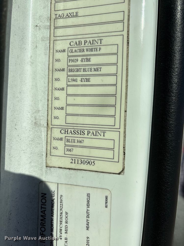 image for item EC8332 2019 Volvo VNR semi truck