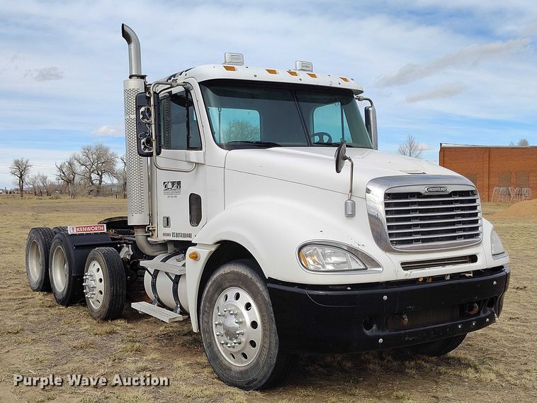 image for item EC8982 2007 Freightliner Columbia semi truck