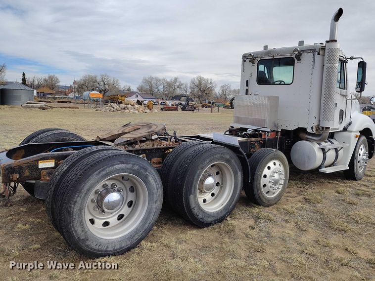 image for item EC8982 2007 Freightliner Columbia semi truck