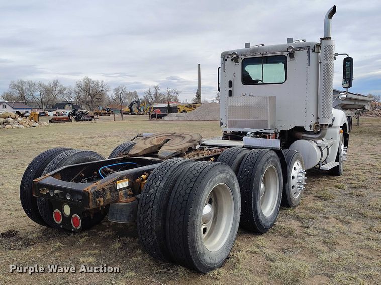 image for item EC8982 2007 Freightliner Columbia semi truck