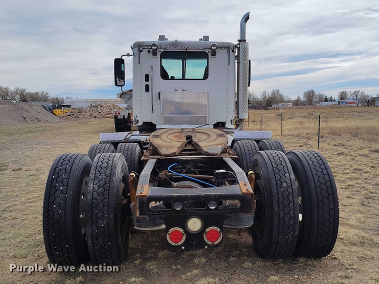 image for item EC8982 2007 Freightliner Columbia semi truck