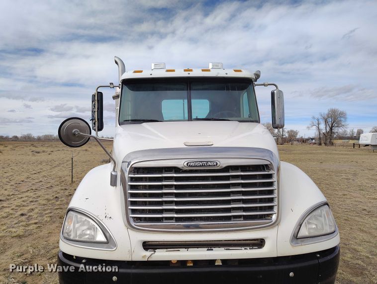 image for item EC8982 2007 Freightliner Columbia semi truck