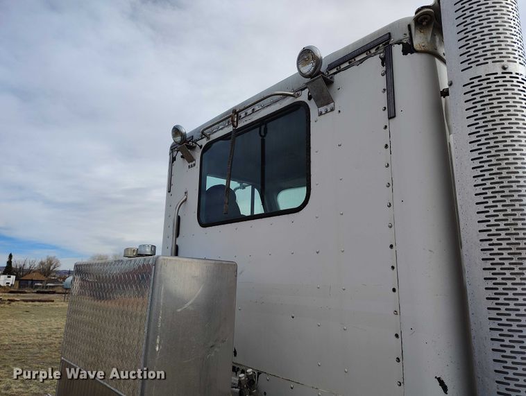 image for item EC8982 2007 Freightliner Columbia semi truck