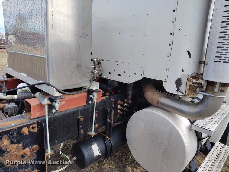 image for item EC8982 2007 Freightliner Columbia semi truck