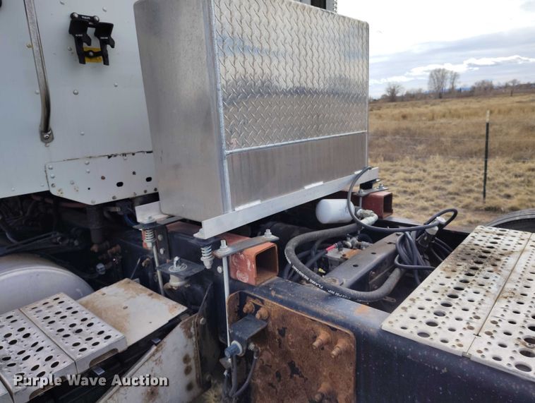 image for item EC8982 2007 Freightliner Columbia semi truck