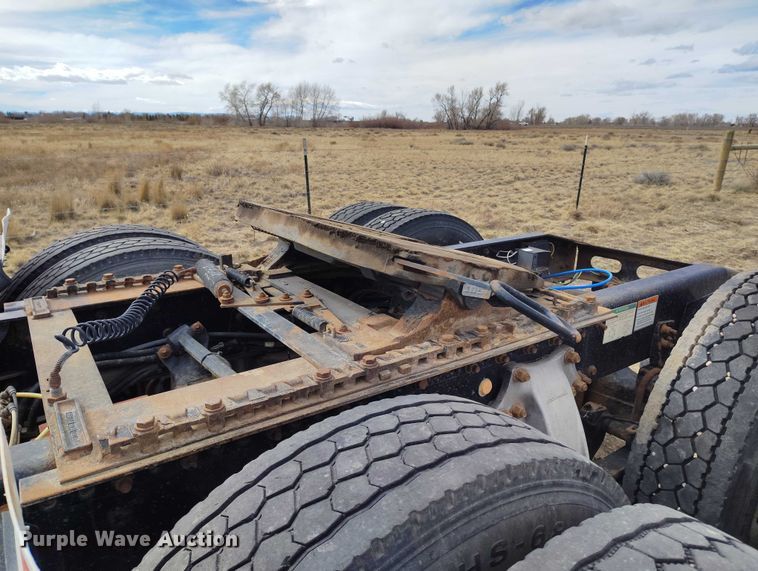 image for item EC8982 2007 Freightliner Columbia semi truck