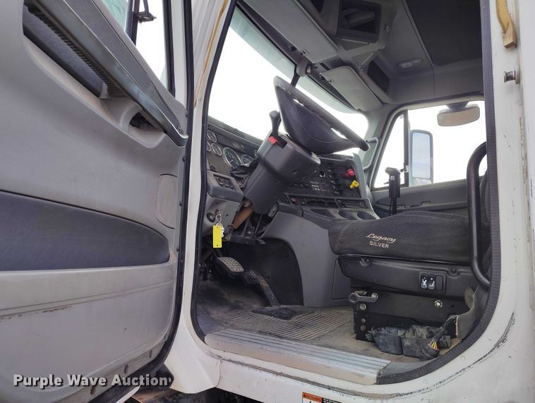 image for item EC8982 2007 Freightliner Columbia semi truck