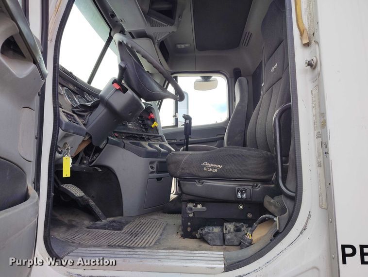 image for item EC8982 2007 Freightliner Columbia semi truck