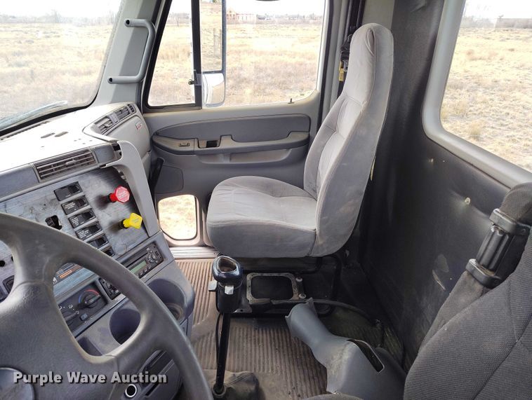 image for item EC8982 2007 Freightliner Columbia semi truck