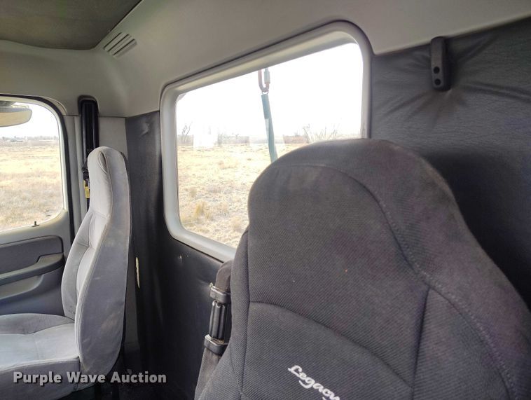 image for item EC8982 2007 Freightliner Columbia semi truck