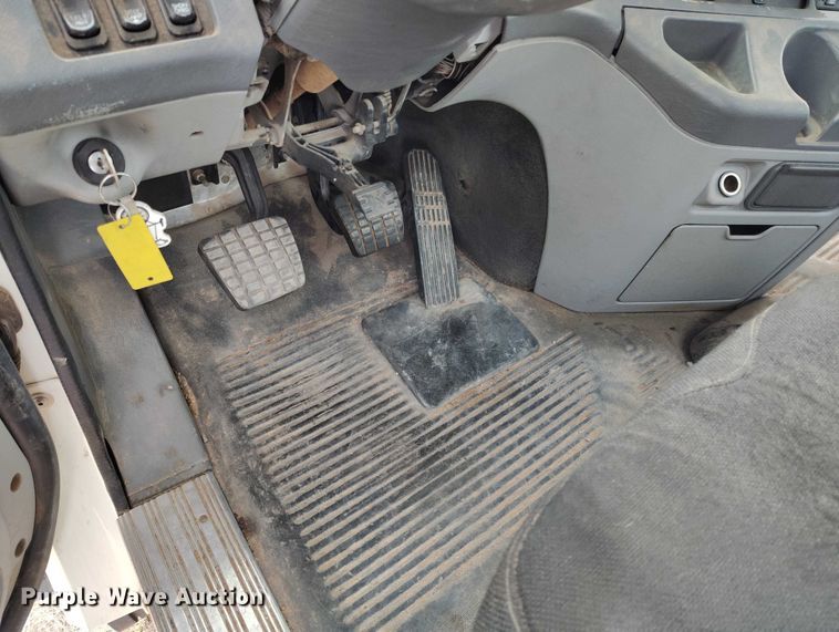 image for item EC8982 2007 Freightliner Columbia semi truck