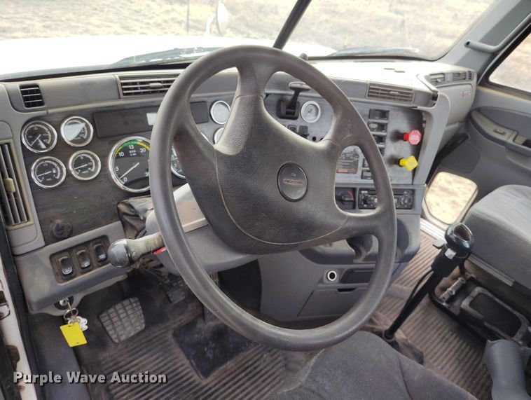 image for item EC8982 2007 Freightliner Columbia semi truck